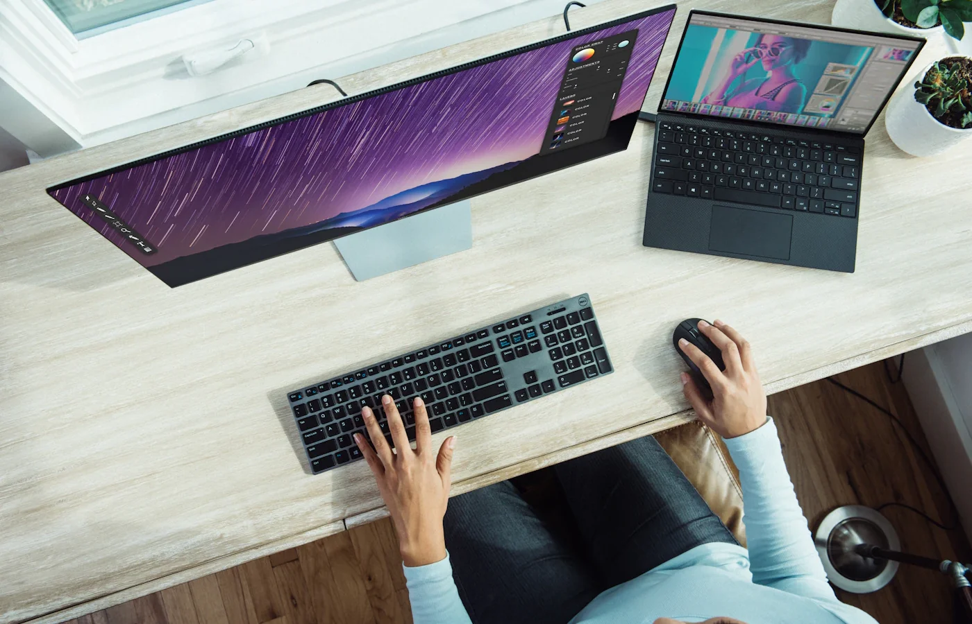 Workspace minimalista con monitor y laptop